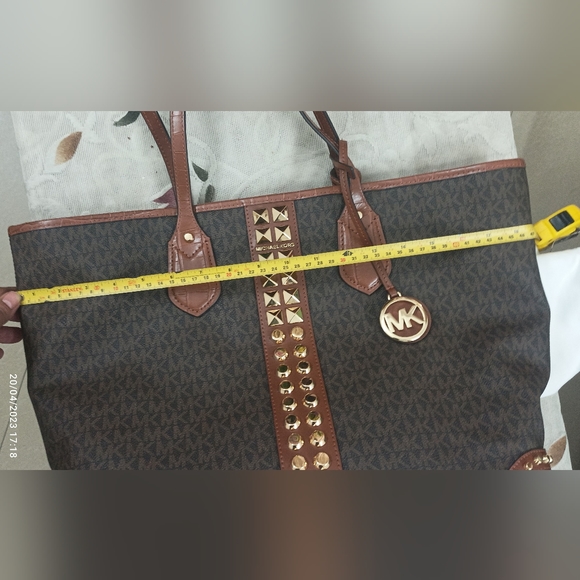 Authentic Michael Kors Eva Tote and Pouch - Picture 9 of 11